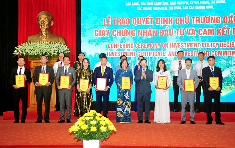 Đồng chí Nguyễn Văn Sơn, Chủ tịch UBND tỉnh Tuyên Quang trao Thỏa thuận hợp tác khai thác phát triển du lịch cho các công ty, tập đoàn.