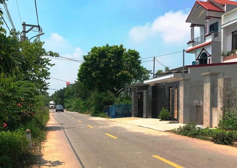 Tuyến đường liên xã qua địa bàn xã Đồng Phú (huyện Chương Mỹ) - xã vừa được công nhận đạt chuẩn nông thôn mới nâng cao.