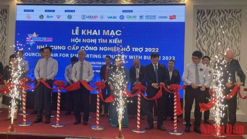 Lãnh đạo Thành phố Hồ Chí Minh và các đại biểu cắt băng khai mạc Hội nghị Tìm kiếm nhà cung cấp công nghiệp hỗ trợ năm 2022.