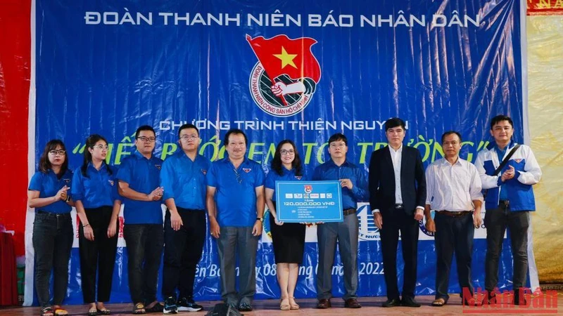 Đại diện Đoàn Thanh niên Báo Nhân Dân và các đơn vị trao tặng các phần quà trị giá 120 triệu đồng tặng Trường Phổ thông dân tộc bán trú Tiểu học và Trung học cơ sở Mồ Dề.