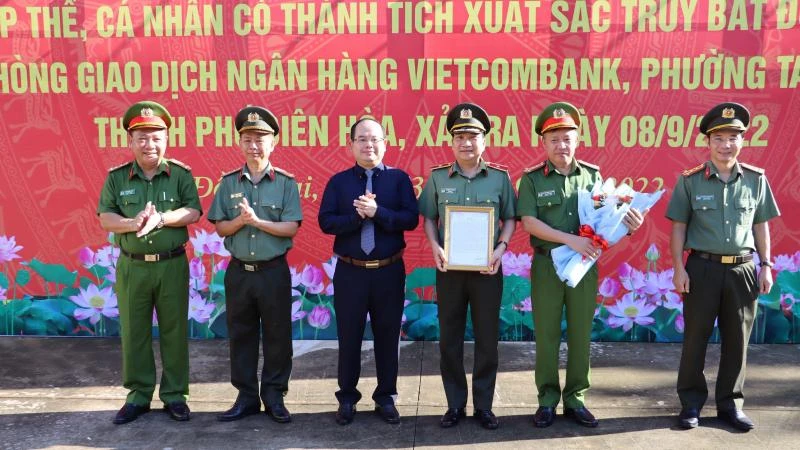 Đồng chí Quản Minh Cường trao Thư khen của Tỉnh ủy Đồng Nai cho lãnh đạo Công an tỉnh.