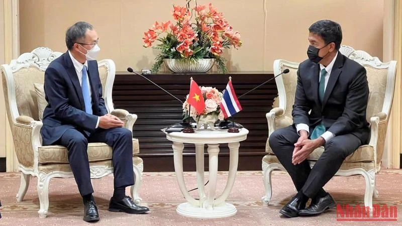 Thị trưởng Bangkok Chadchart Sittipunt (bên phải) trong cuộc gặp.