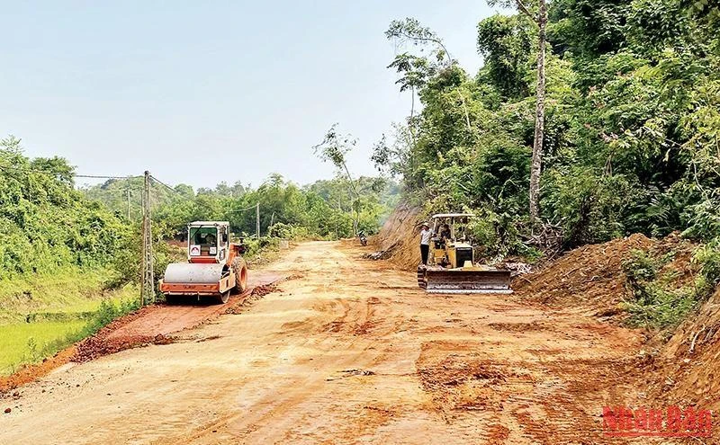 Thi công đường kết nối từ trung tâm huyện Na Rì (Bắc Kạn) với huyện Bình Gia và Tràng Định (Lạng Sơn). (Ảnh: TUẤN SƠN)