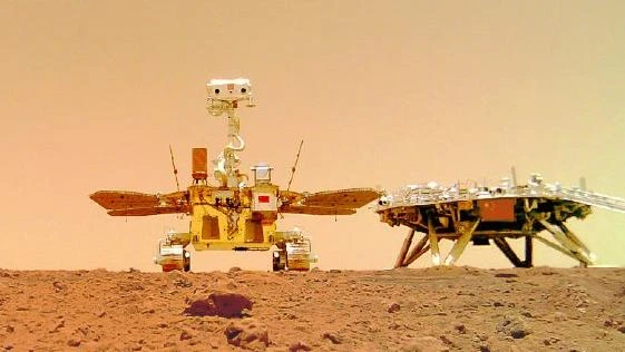 Hình ảnh tàu thăm dò tự hành Chúc Dung di chuyển trên bề mặt sao Hỏa. (Ảnh: Tân Hoa Xã)