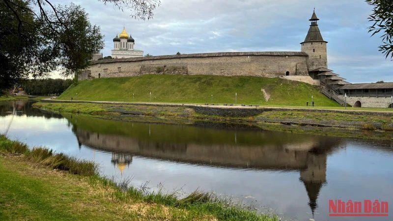 Vẻ đẹp yên bình Pskov nơi thành cổ Điện Kremlin Krom.