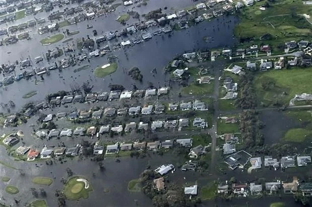 Cảnh đổ nát ở Fort Myers, bang Florida (Mỹ) sau khi bão Ian đổ bộ ngày 29/9/2022. (Ảnh: AFP/TTXVN)