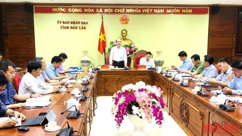 Chủ tịch Ủy ban nhân dân tỉnh Đắk Lắk, Tổ trưởng Tổ công tác Phạm Ngọc Nghị phát biểu tại cuộc họp.