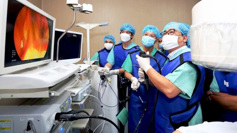 Các bác sĩ ở Bệnh viện Trung ương Huế thực hiện kỹ thuật tán sỏi mật bằng laser qua đường miệng. (Ảnh: Bệnh viện cung cấp)