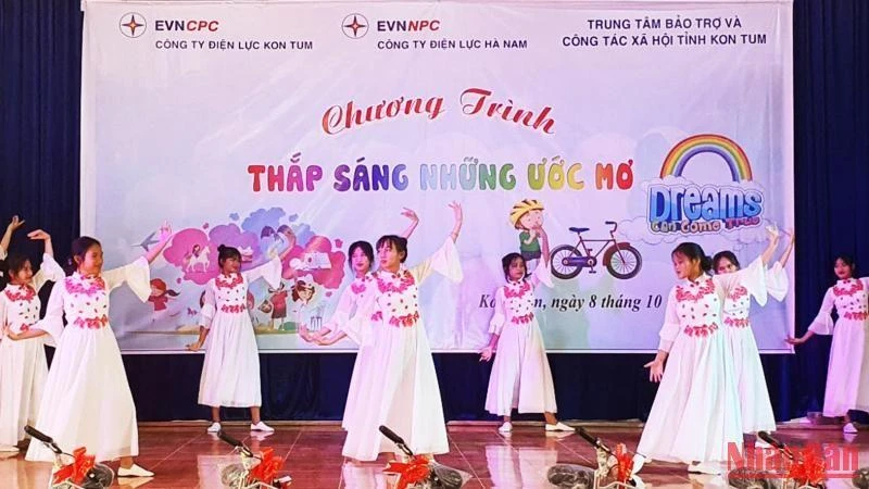 Các em nhỏ tại Trung tâm Bảo trợ và Công tác xã hội tỉnh Kon Tum biểu diễn văn nghệ tại chương trình.