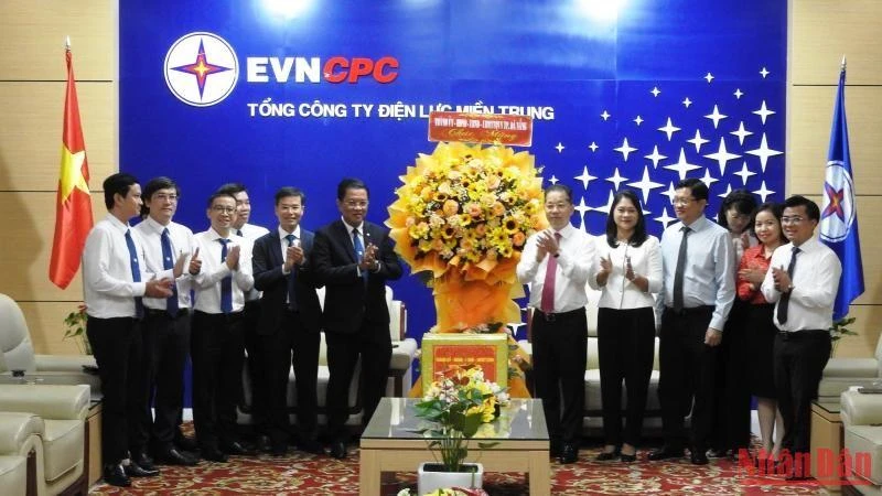 Đồng chí Nguyễn Văn Quảng tặng hoa chúc mừng Tổng Công ty Điện lực Miền Trung nhân ngày Doanh nhân Việt Nam.