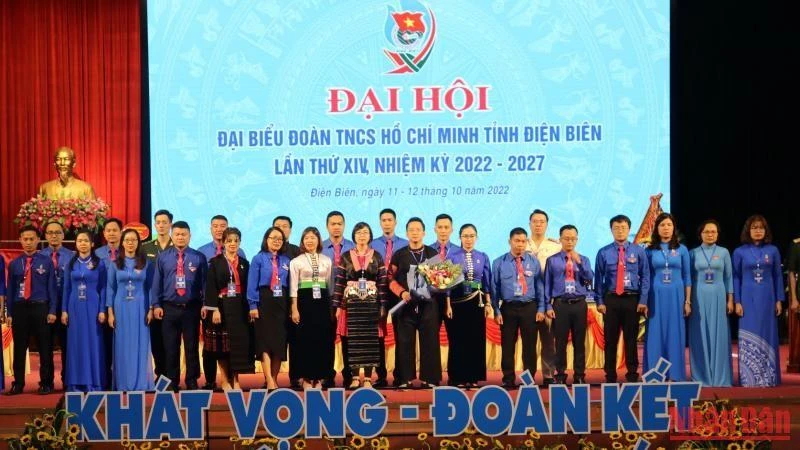 Các đồng chí Ban Chấp hành Đoàn TNCS Hồ Chí Minh tỉnh Điện Biên lần thứ XIV ra mắt tại đại hội. (Ảnh: LÊ LAN)