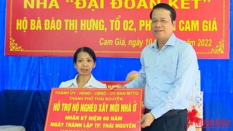 Lãnh đạo thành phố Thái Nguyên trao tiền hỗ trợ hộ nghèo xây nhà ở.