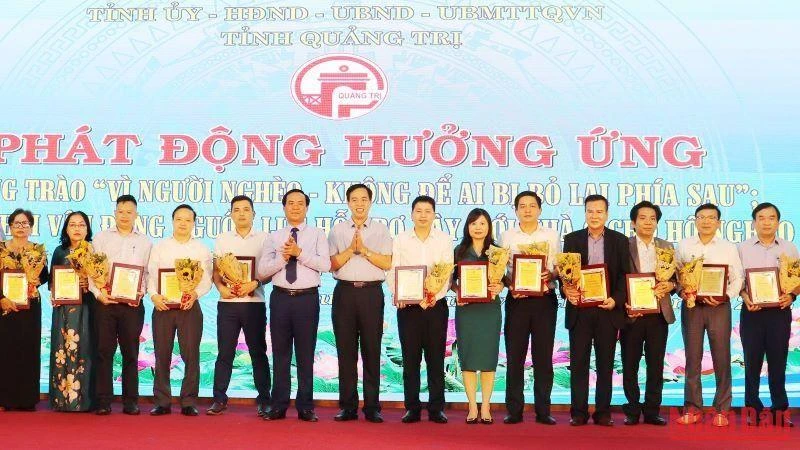 Lãnh đạo tỉnh Quảng Trị vinh danh các tổ chức tiêu biểu đã hỗ trợ nguồn lực cho Quỹ “Vì người nghèo” và công tác an sinh xã hội giai đoạn 2020-2022.