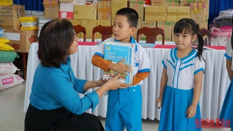 Trao hỗ trợ sách cho Trường Tiểu học Nguyễn Văn Trỗi (quận Liên Chiểu).