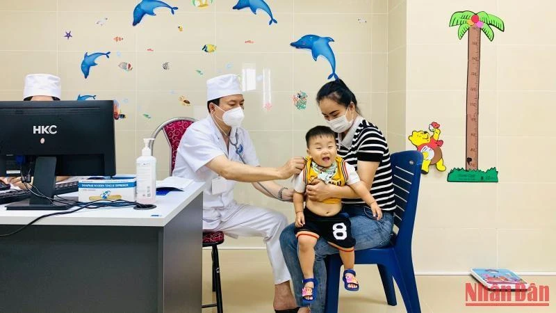 Bác sĩ Bệnh viện Sản Nhi tỉnh Vĩnh Phúc thăm khám cho trẻ.