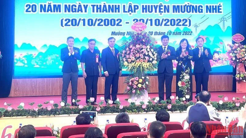 Các đồng chí lãnh đạo HĐND, UBND tỉnh Điện Biên tặng hoa chúc mừng cán bộ, nhân dân huyện Mường Nhé nhân kỷ niệm 20 năm Ngày thành lập huyện.