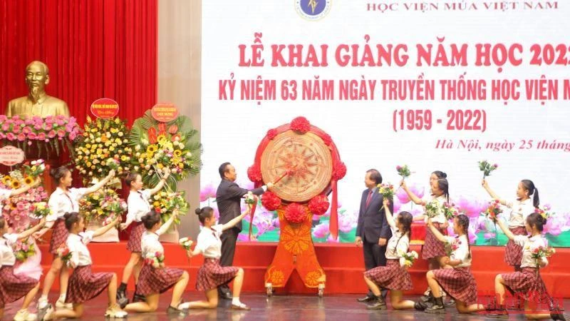 Quyền Giám đốc Học viện Múa Việt Nam Trần Văn Hải đánh trống khai giảng năm học mới.