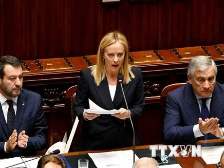 Thủ tướng Italy Giorgia Meloni (giữa) phát biểu trước Quốc hội tại Rome ngày 25/10. (Ảnh: AFP/ TTXVN)