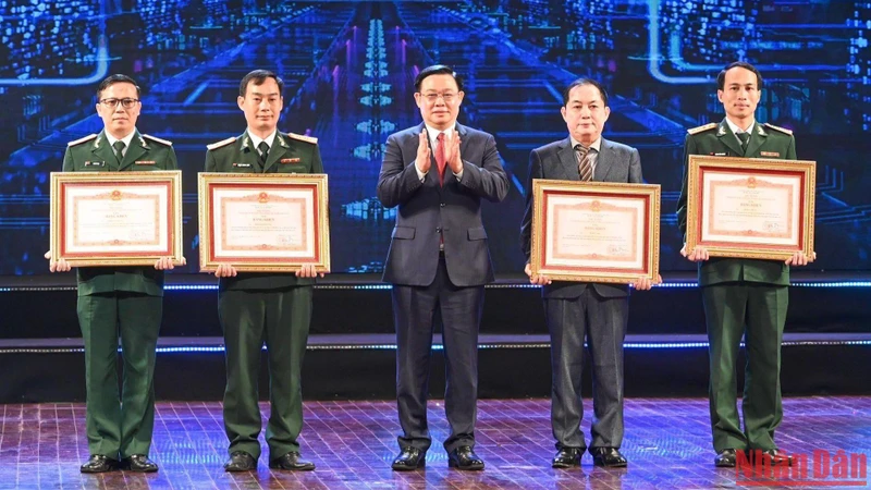 Chủ tịch Quốc hội Vương Đình Huệ trao Bằng khen của Thủ tướng Chính phủ cho các cá nhân đoạt giải Nhất.