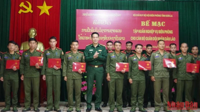 Trao giấy chứng nhận cho các đồng chí học viên tỉnh Louangphabang.
