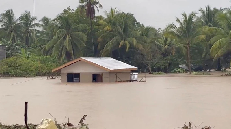 Nước lũ bao quanh một ngôi nhà sau một trận bão lớn ở Datu Odin Sinsuat, Maguindanao, Philippines, ngày 28/10. (Ảnh: Reuters)