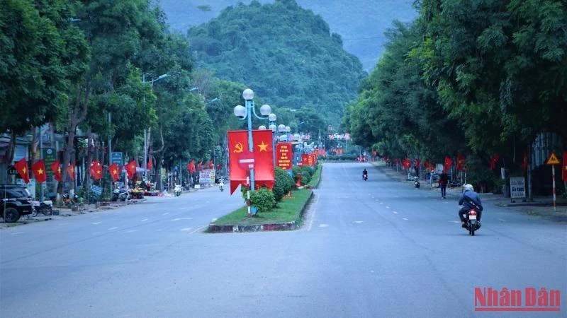 Đường giao thông trung tâm huyện Phong Thổ (Lai Châu) được xây dựng khang trang.