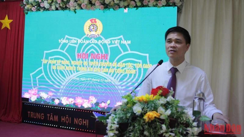 Đồng chí Ngọ Duy Hiểu, Phó Chủ tịch Tổng Liên đoàn trao đổi các vấn đề liên quan đến giảm nghèo, kỹ năng lãnh đạo.