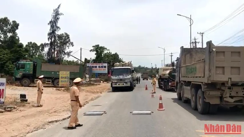 Cảnh sát giao thông Công an tỉnh Quảng Ngãi kiểm tra, xử lý xe quá tải hoạt động tại Khu kinh tế Dung Quất.