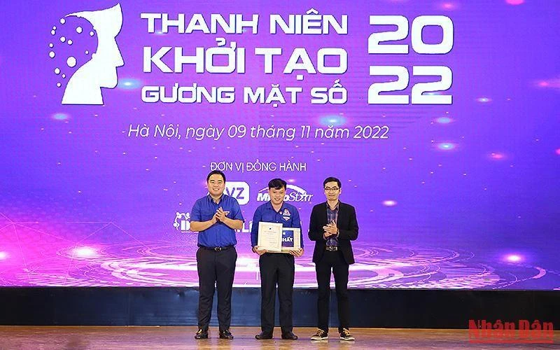 Đại diện Ban Tổ chức trao giải Nhất Cuộc thi trực tuyến “Thanh niên khởi tạo gương mặt số” năm 2022 tặng thí sinh Lê Trung Kiên (đứng giữa).