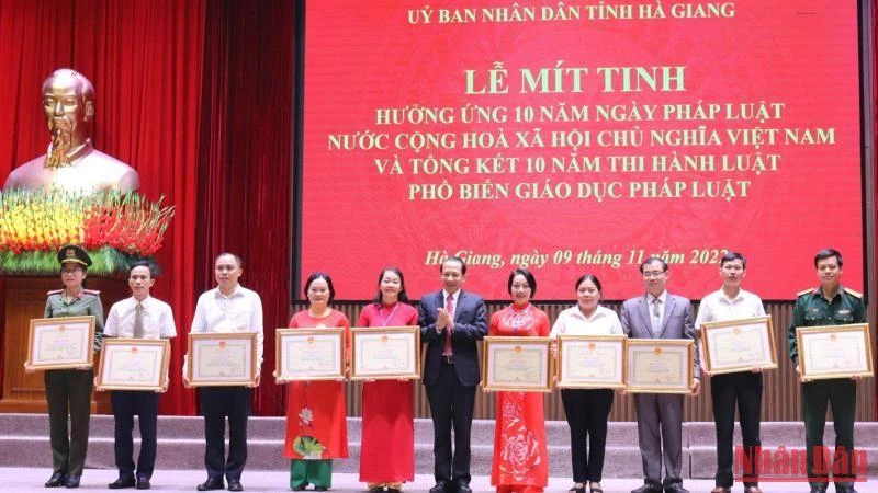 Lãnh đạo tỉnh Hà Giang tặng Bằng khen cho các tập thể, cá nhân có thành tích xuất sắc trong hưởng ứng Ngày Pháp luật Việt Nam.