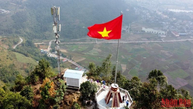 Cờ Tổ quốc tung bay trên đỉnh núi Cô Tiên, thị trấn Mường Khương (Lào Cai), khu vực biên giới Việt- Trung.