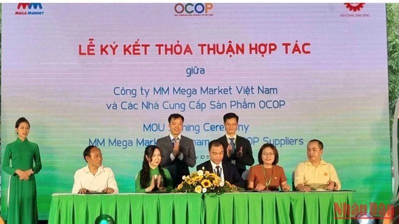 Các nhà cung cấp sản phẩm OCOP ký kết hợp tác với MM Mega Market.