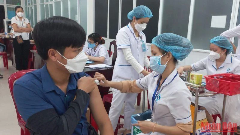 Quảng Ngãi yêu cầu tăng cường tốc độ tiêm chủng vaccine phòng Covid-19.