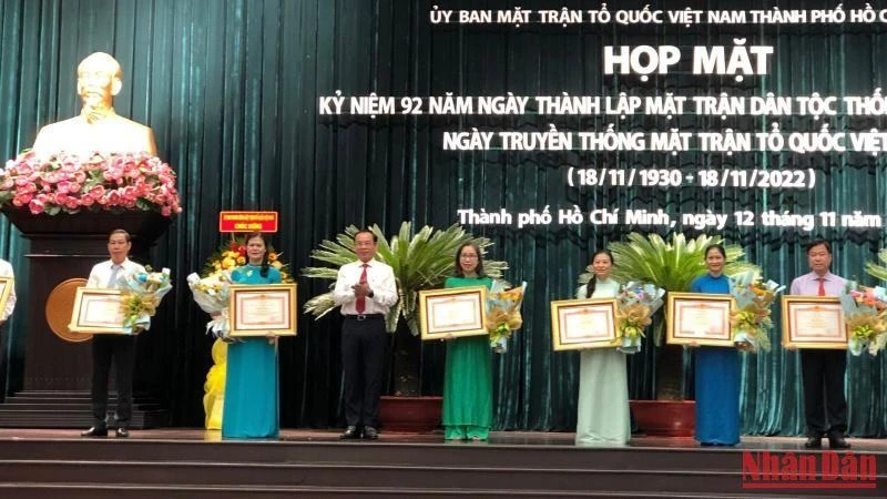 Đồng chí Nguyễn Văn Nên trao Bằng khen cho các cá nhân đạt Giải thưởng “Đại đoàn kết toàn dân tộc Thành phố Hồ Chí Minh”.