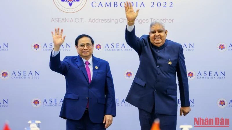 Thủ tướng Chính phủ Phạm Minh Chính và Phó Tổng thống Ấn Độ Jagdeep Dhankhar, ngày 12/11 tại Thủ đô Phnom Penh, Vương quốc Campuchia.