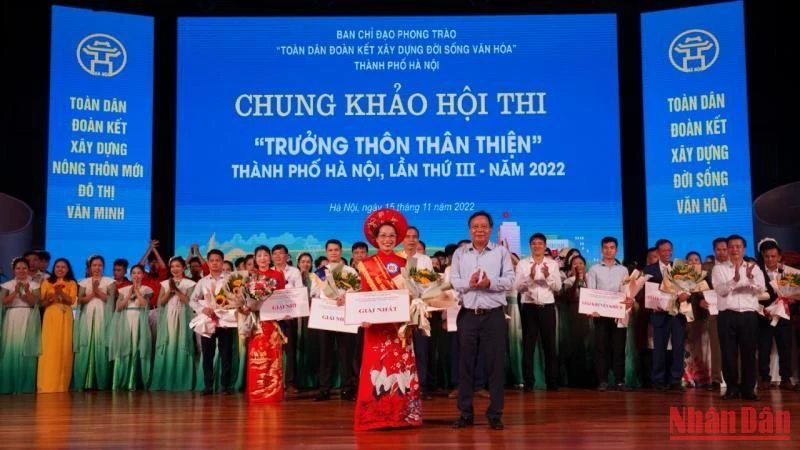 Phó Bí thư Thành ủy Hà Nội Nguyễn Văn Phong trao giải Nhất cho bà Nguyễn Thu Hà.