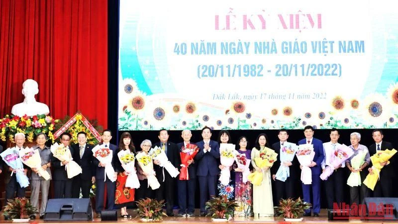 Bí thư Tỉnh ủy Đắk Lắk Nguyễn Đình Trung tặng hoa chúc mừng các thế hệ cán bộ quản lý, nhà giáo trên địa bàn tỉnh.