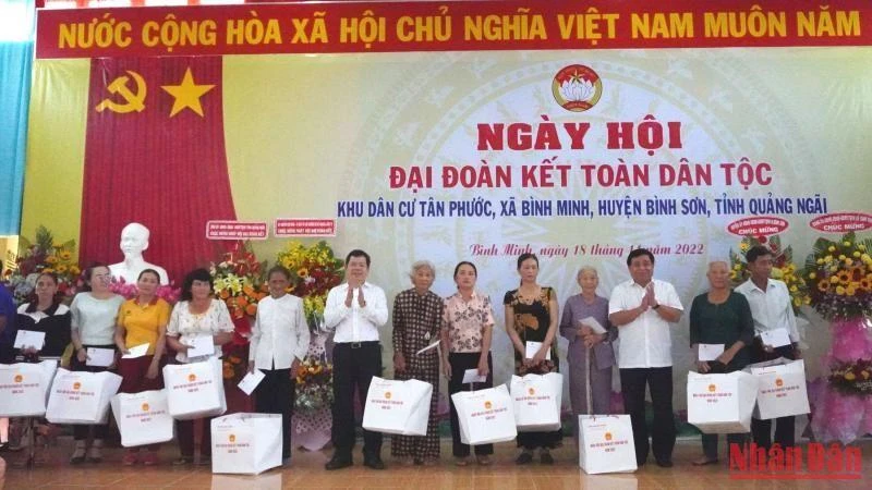 Bộ trưởng Kế hoạch và Đầu tư Nguyễn Chí Dũng và Chủ tịch Ủy ban nhân dân tỉnh Quảng Ngãi Đặng Văn Minh tặng quà cho các gia đình có hoàn cảnh khó khăn.