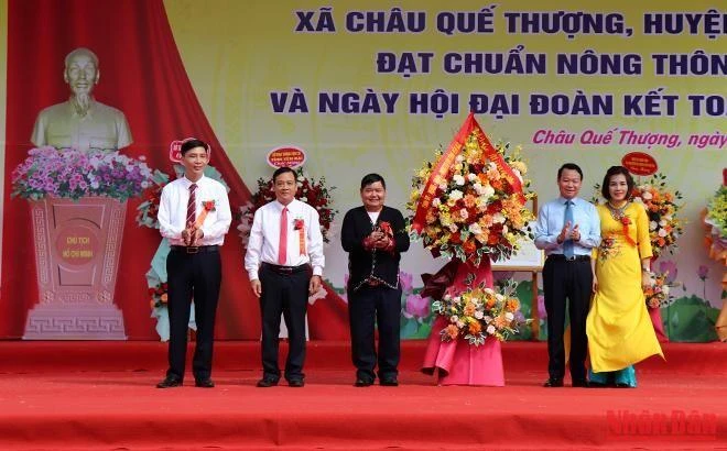 Bí thư Tỉnh ủy Yên Bái tặng hoa chúc mừng xã Châu Quế Thượng đạt chuẩn nông thôn mới.