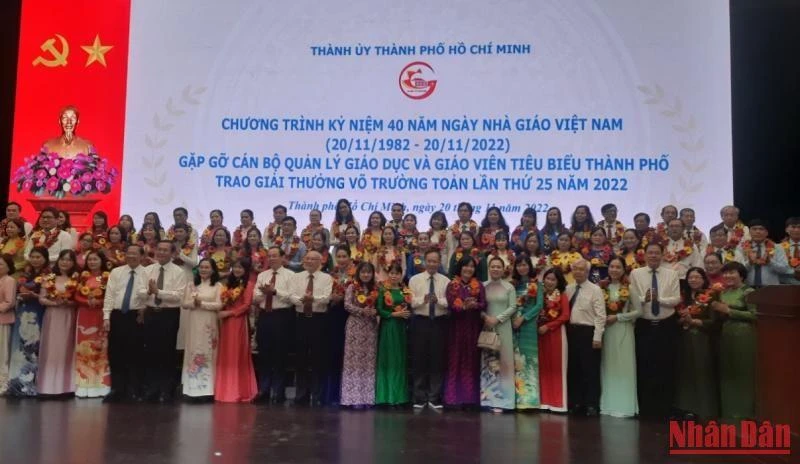 Các nhà giáo chụp ảnh lưu niệm cùng với lãnh đạo Thành phố Hồ Chí Minh.