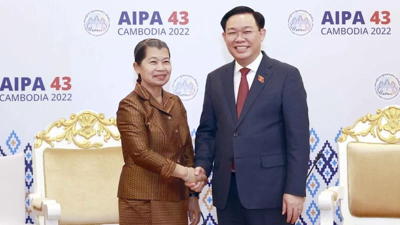 Chủ tịch Quốc hội Vương Đình Huệ và Phó Thủ tướng Men Sam An. (Ảnh: TTXVN) 