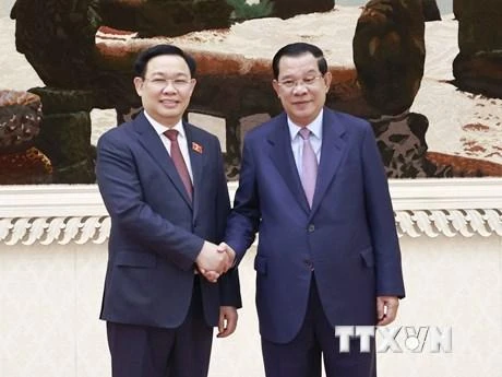 Chủ tịch Quốc hội Vương Đình Huệ và Thủ tướng Vương quốc Campuchia Samdech Techo Hun Sen chụp ảnh chung. (Ảnh: TTXVN)