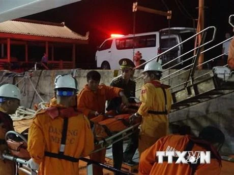 Đưa nạn nhân gặp nạn trên biển về bờ an toàn tại Đà Nẵng trong đêm 19/11. (Ảnh: TTXVN phát)