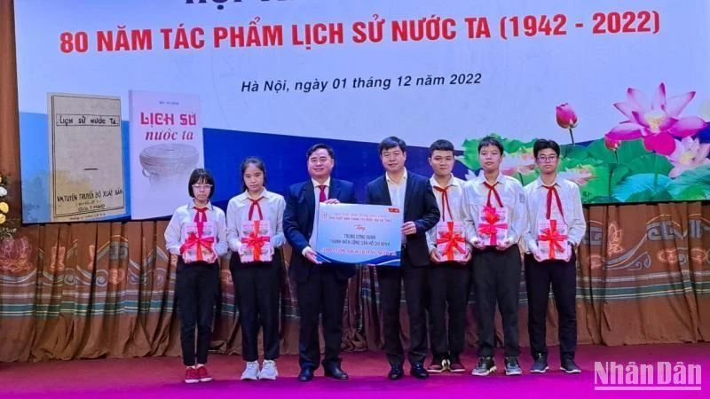 Đại diện lãnh đạo Nhà Xuất bản Chính trị quốc gia Sự thật trao sách Lịch sử nước ta tặng đại diện Trung ương Đoàn Thanh niên Cộng sản Hồ Chí Minh và một số đoàn viên tiêu biểu. 