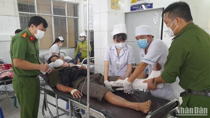 Thượng tá Lê Văn Thanh, Trưởng Công an huyện Lai Vung thăm anh Nguyễn Long Hải bị gãy chân, điều trị tại Bệnh viện Đa khoa Sa Đéc.