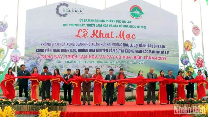 Các đại biểu thực hiện nghi thức khai mạc không gian hoa và triển lãm hoa quốc tế.