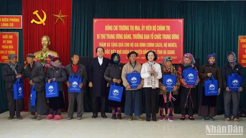 Đồng chí Trương Thị Mai tặng quà cho hộ nghèo huyện Đồng Văn.