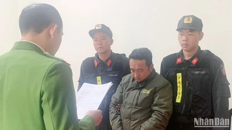 Cơ quan cảnh sát điều tra Công an tỉnh Điện Biên thi hành lệnh bắt tạm giam bị can Lầu A Dùa.