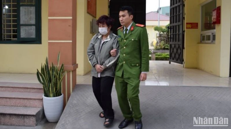 Đối tượng Trần Thị Thu Hiền bị công an bắt giữ.
