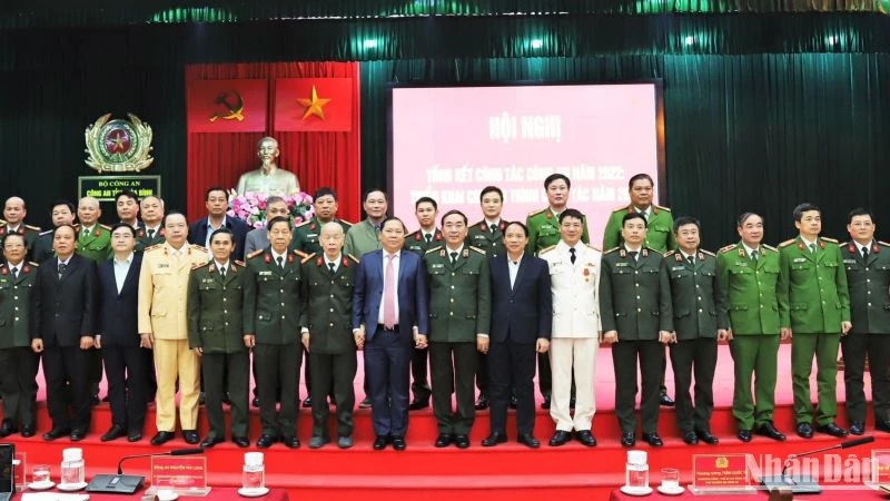 Thứ trưởng Trần Quốc Tỏ (giữa) và lãnh đạo tỉnh Hoà Bình chụp ảnh cùng cán bộ Công an tỉnh.